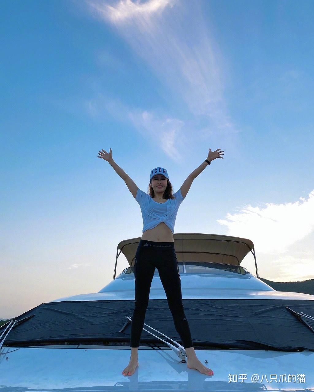 黎姿真没有阔太架子机场简单小黑裤配印花卫衣但身材抢镜