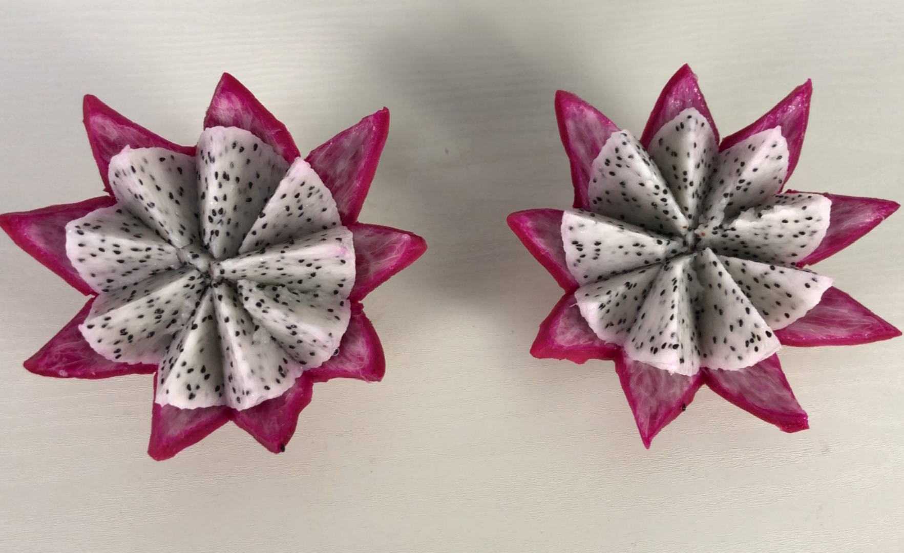 家里来客人了用这4招切火龙果好看不脏手一上桌大家都夸好