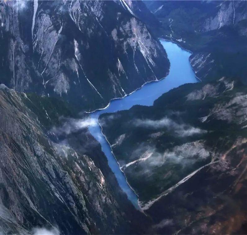 因为冰川消退后降水持续切割,现在九寨沟的谷型更多由u型变为v型)从