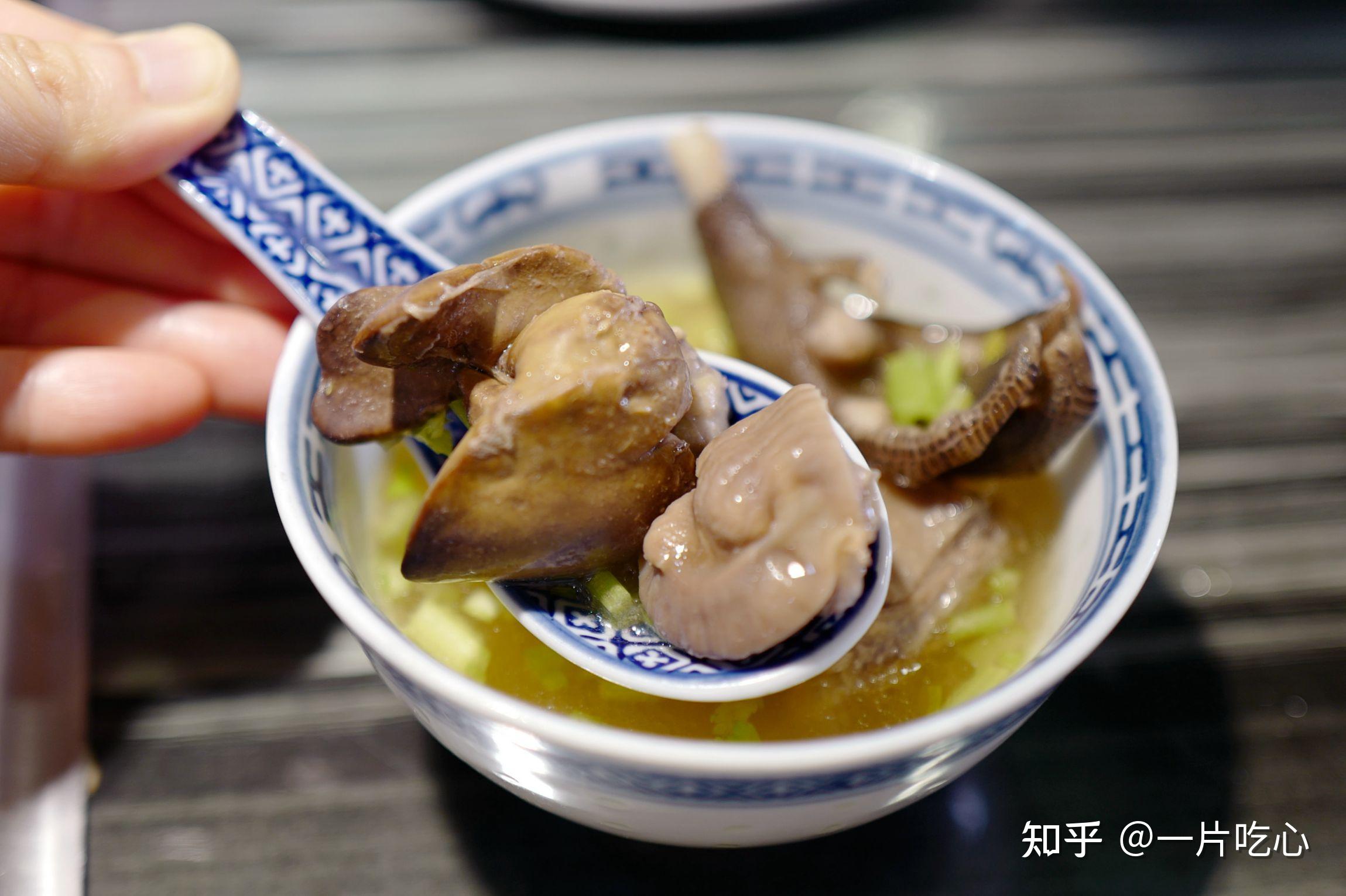 撩锅里,鸭腿,翅尖,鸭脖都在,还能捞到鸭心,鸭肝和鸭胗,说是三年老鸭