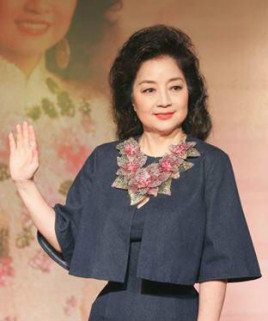 演艺经历1951年随家人到香港定居.
