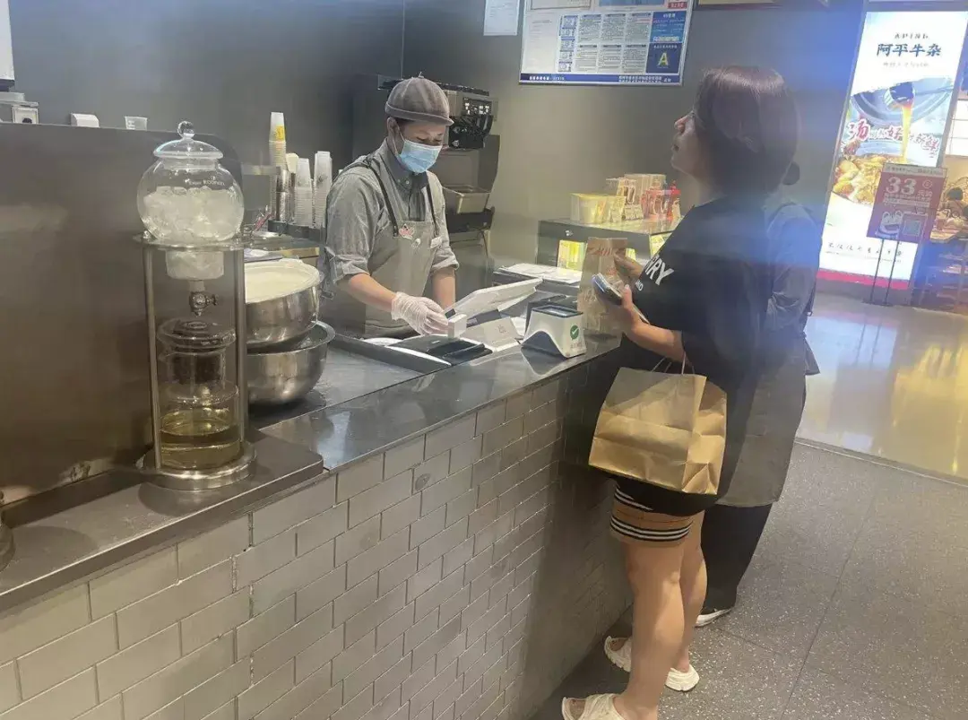 喜茶的"小动作"把收银台降低,节省一个人工