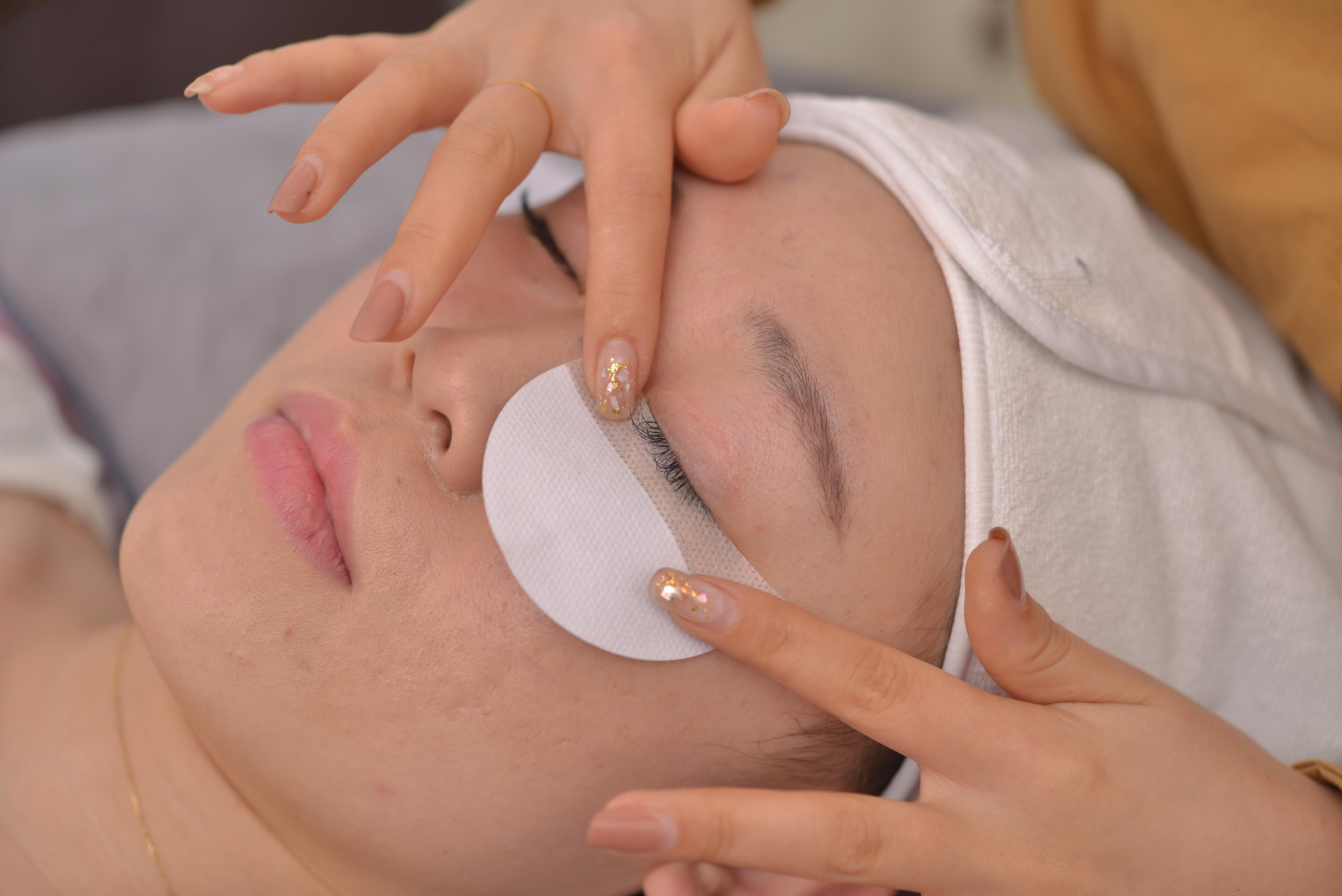 卸睫毛的步骤:二,如何正确卸除睫毛为什么一直强调千万不要直接将假