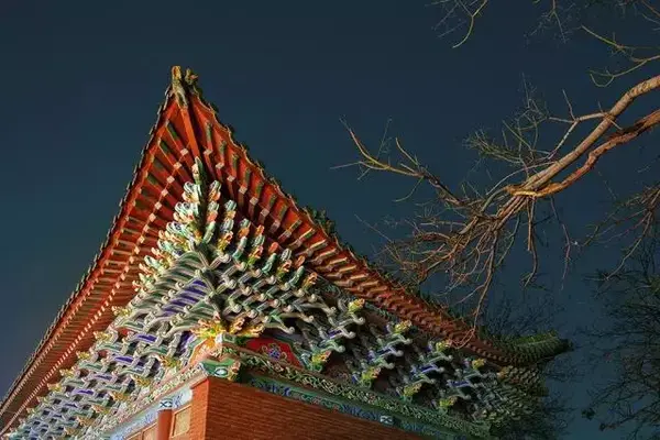 墙面斑驳，光影交替，这个中国最美古建筑照片竟出自于一位民警之手