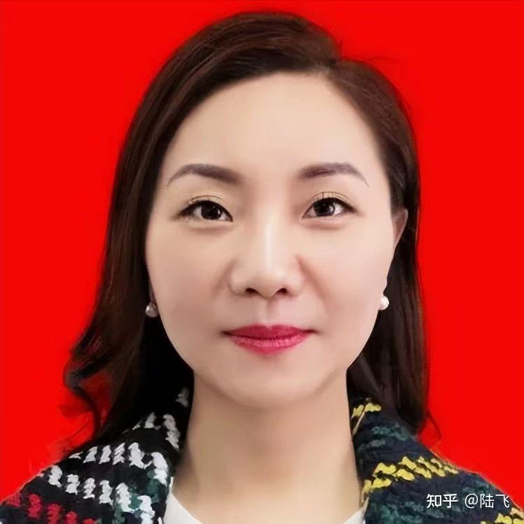 80后女干部大搞权色交易,一件衣服几万块!