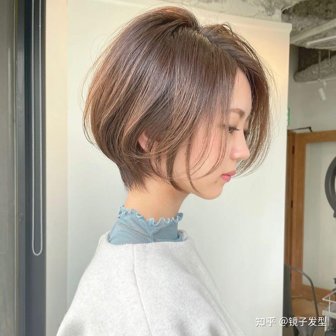 齐脖短发算是一款十分百变的发型,大家最熟悉的莫过于直发的波波头,但