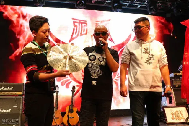 (《幸福的花儿》)25周年,特别邀请了粉雾时期的元老乐手曾杰作为嘉宾