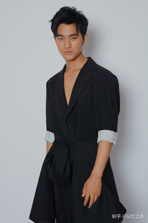 炭乐队"主唱,还是涉足影视成为演员,再到成立个人音乐厂牌"梦织音",他