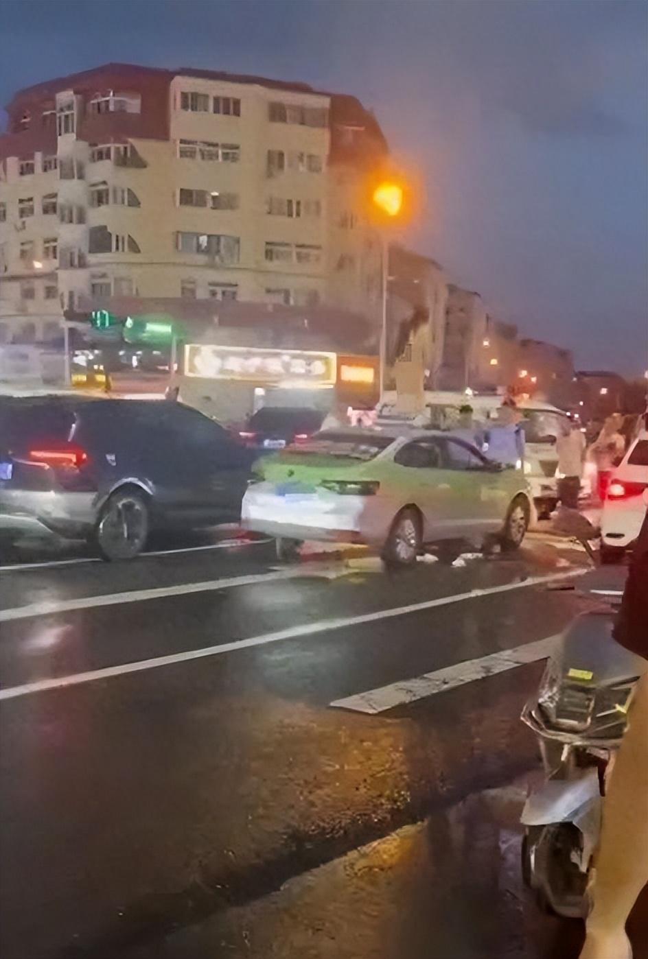 青岛一女子与出租车司机一言不合站车顶裸舞叫嚣我灭你门