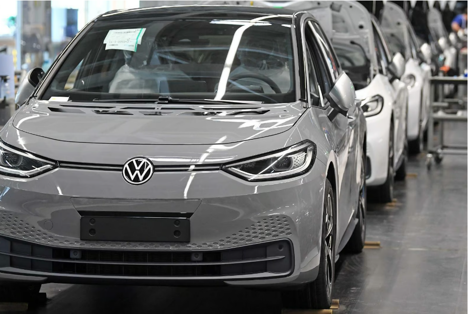 欧美车企纷纷按下电动化减速键要勒紧腰带吗