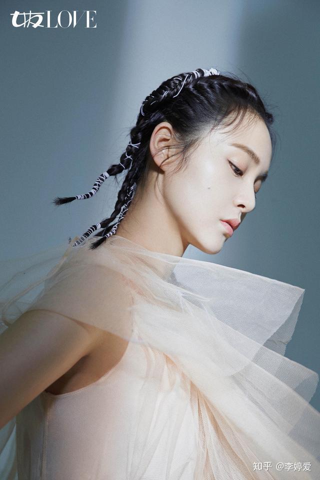 张晓龙和张佳宁同登杂志封面,一面是古灵精怪的张佳宁,羊角辫活力清爽