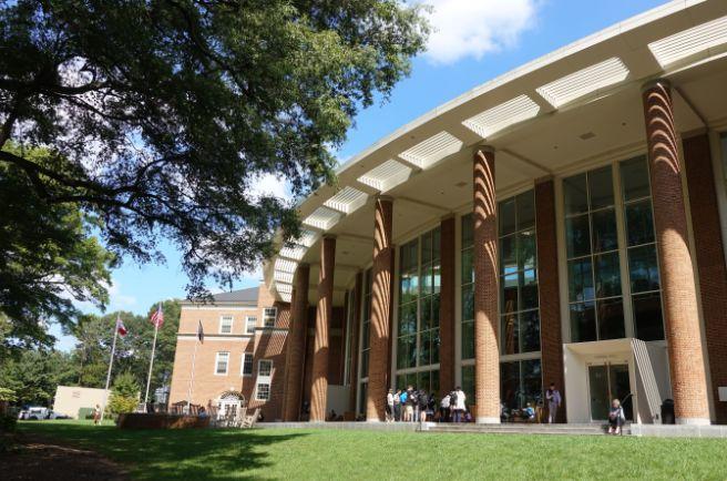 美国大企业大财团都有捐赠大学的传统,1956年大土豪雷诺茨出手不凡