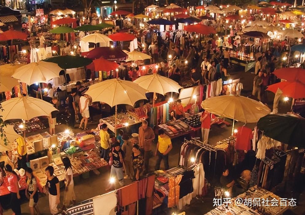 夫妻俩夜市摆摊日入九千,网友算过账后认为说谎,知情人透露实情