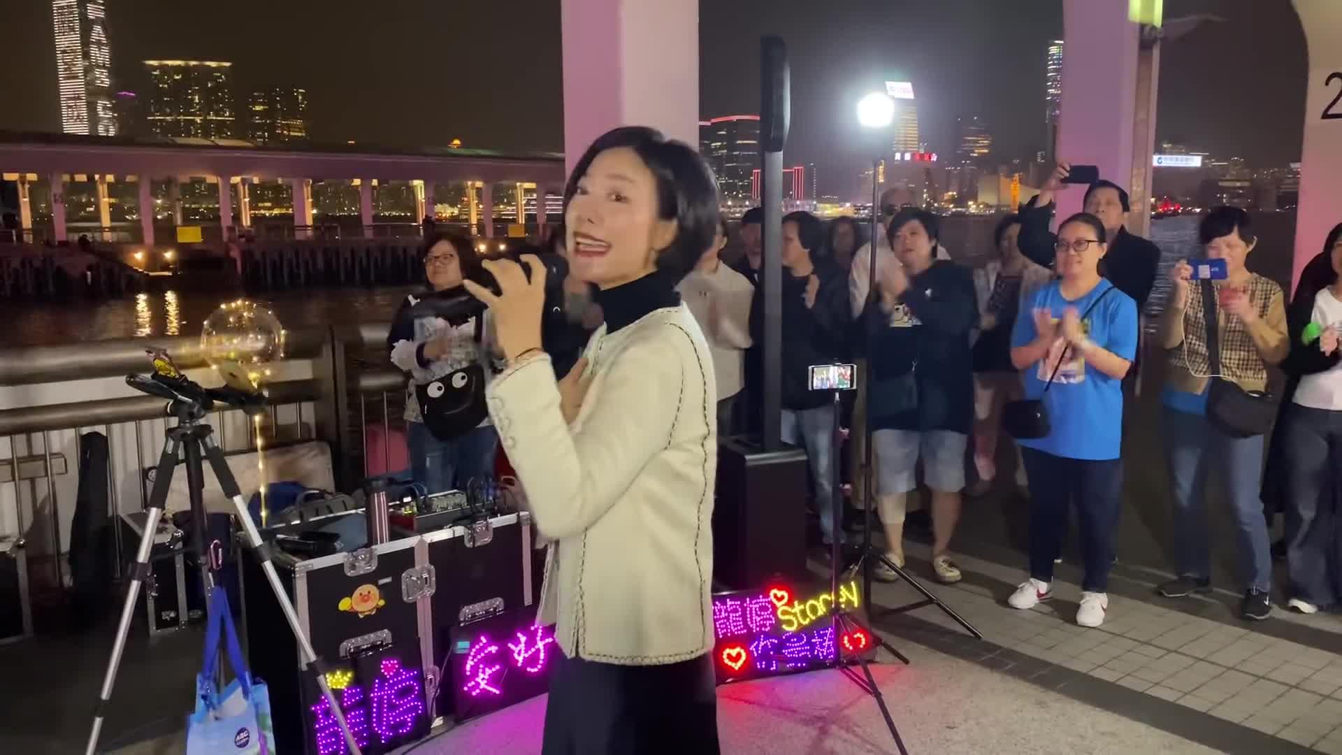 街头歌手小龙女演唱香港女神陈慧娴《归来吧》,怎么听都不腻