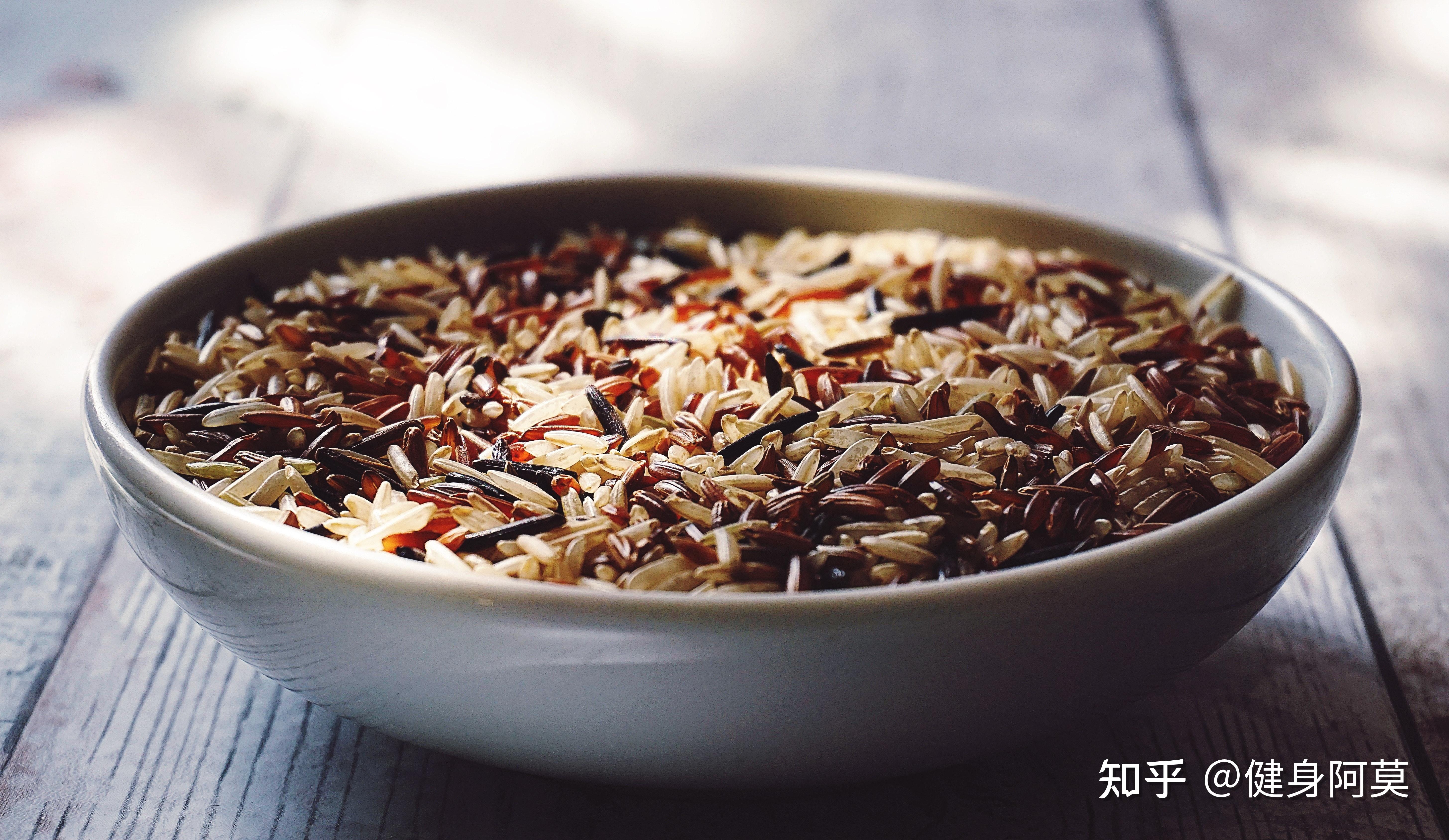 日常生活中我们常接触到的精制碳水化合物有两种类型:加工糖类和精制