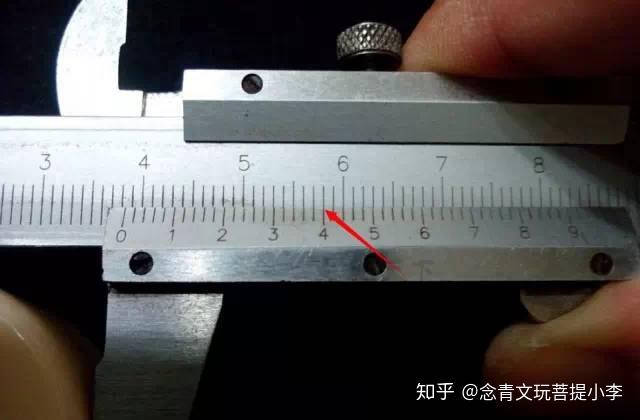 2mm量深度(可用于青皮核桃)选择了一个玻璃瓶,先将卡尺尾部的深度尺探
