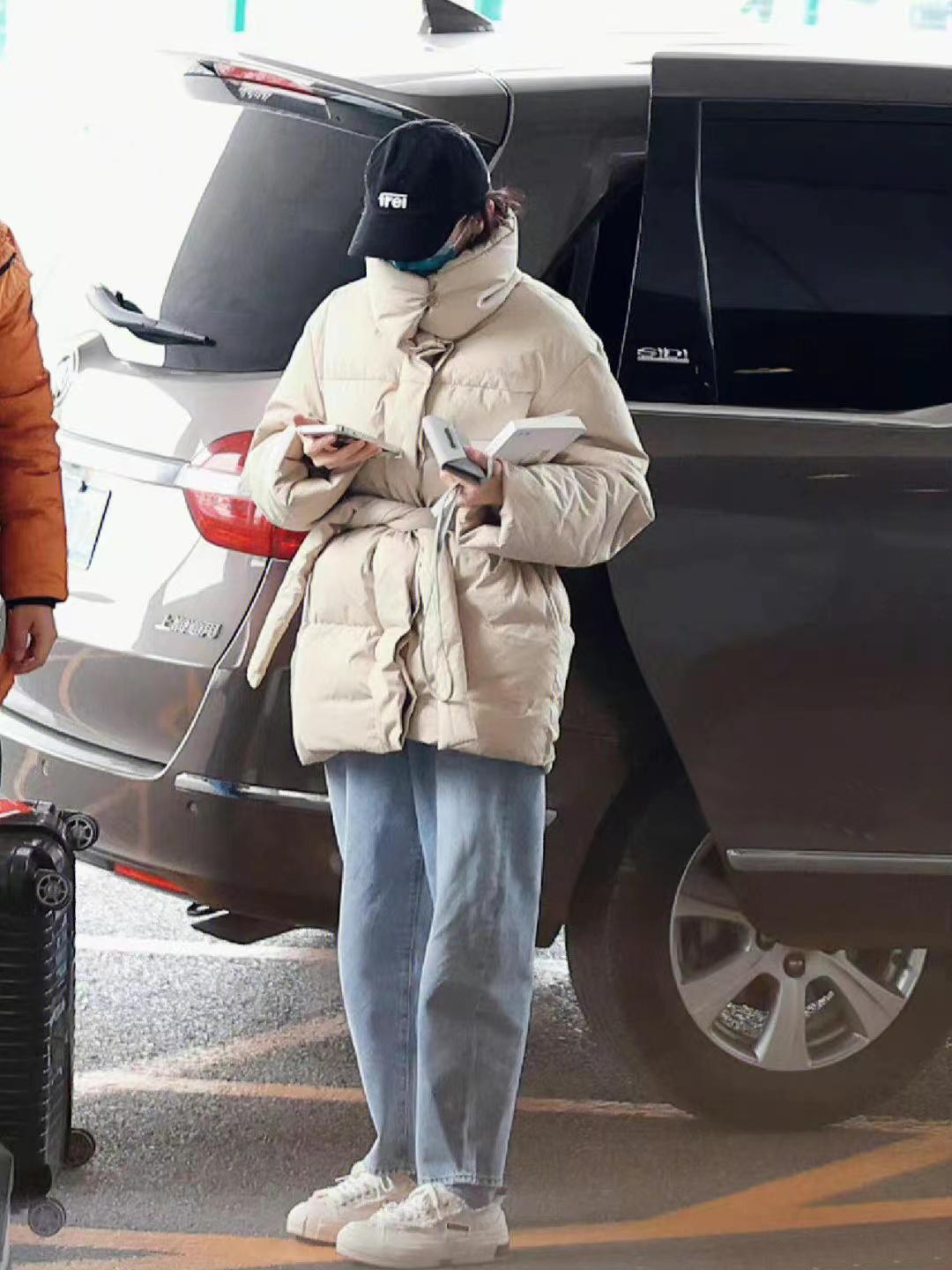 迪丽热巴穿卡其色羽绒服配复古牛仔裤,温柔保暖,简约大气 - 知乎