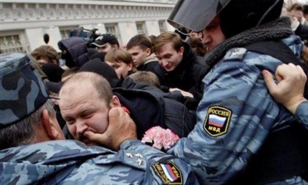 芦苇迷彩成为俄警的标配,那年头蓝色芦苇 黑警就是俄内务部给外界的