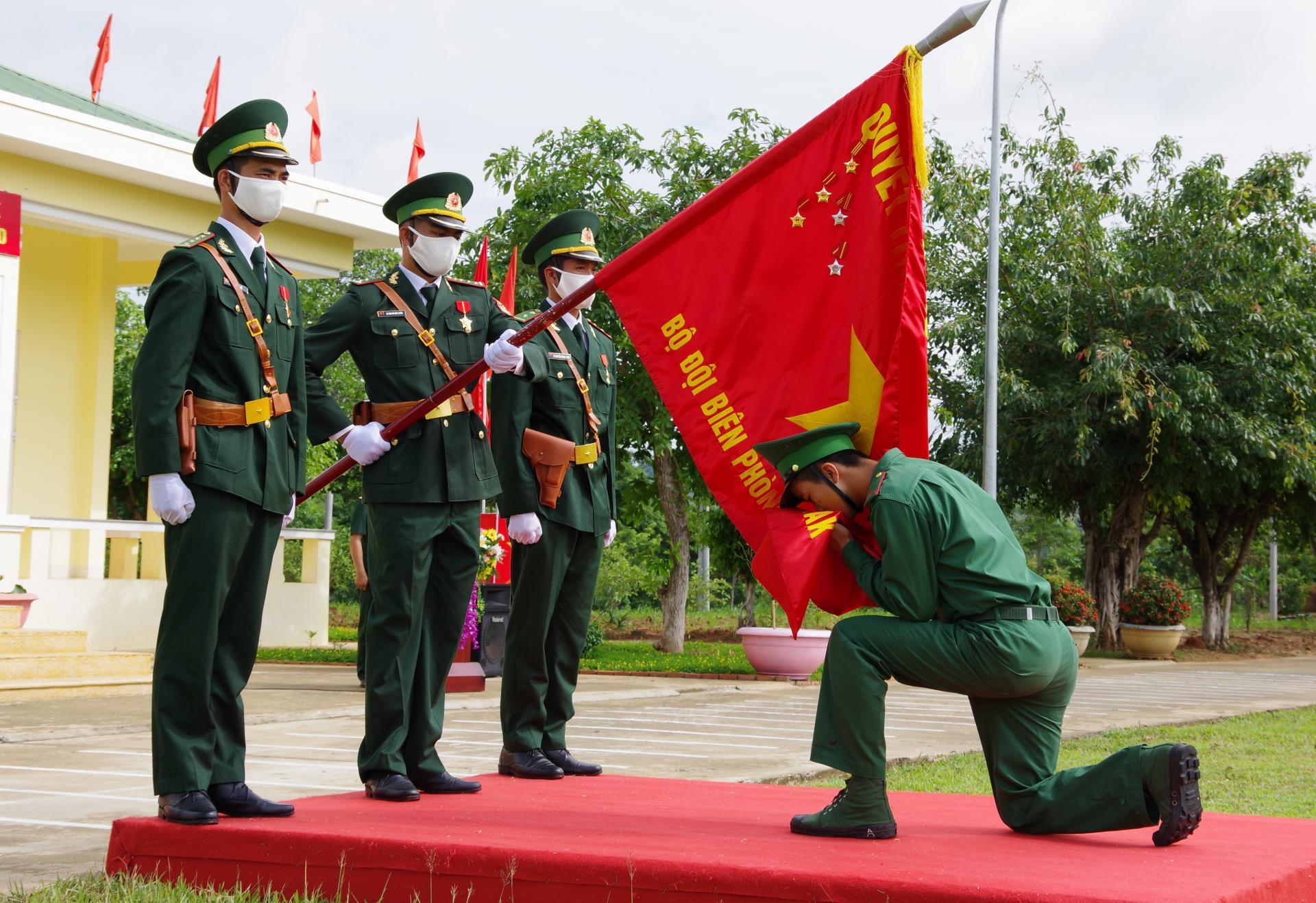 2021 年 6 月 11 日,越南人民军边防部队多乐省部队在训练机动营举行