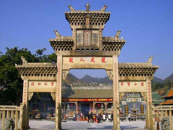 雲門寺全稱為雲門山大覺禪寺,坐落在廣東韶關市乳源瑤族自治縣城東北