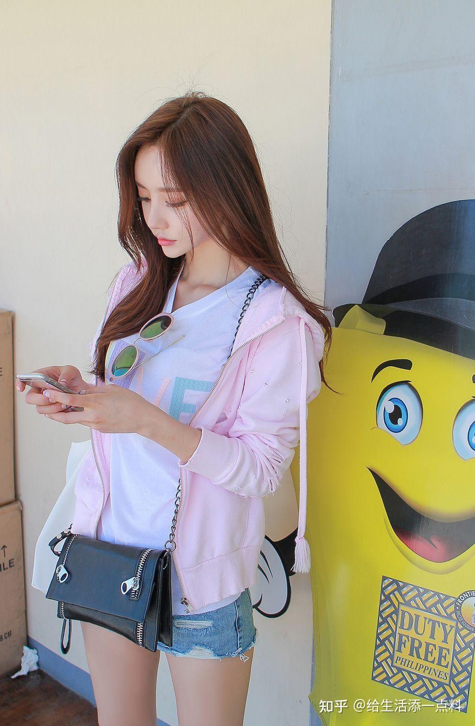 孙允珠海边墨镜写真牛仔短裤秀美腿青春靓丽让人一见倾心