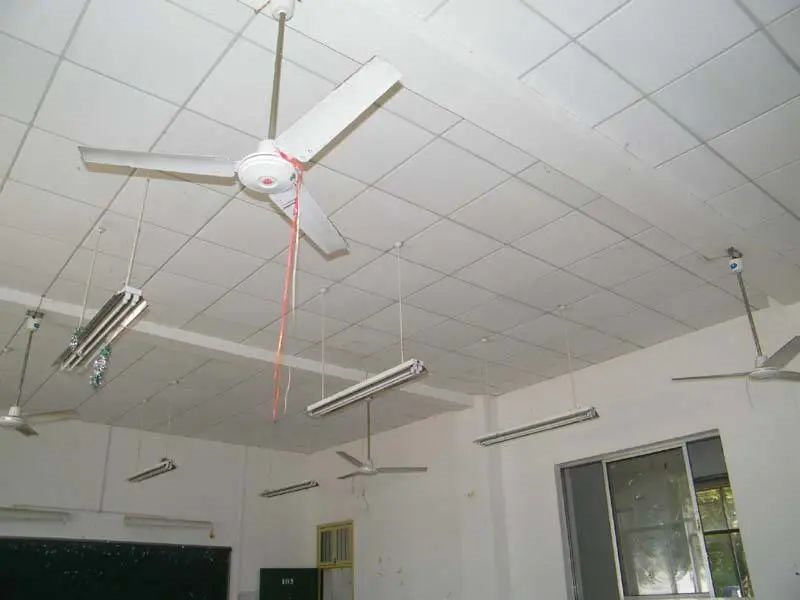 12岁的石同学在教室打扫卫生时,被教室坠落的吊扇砸伤左眼.