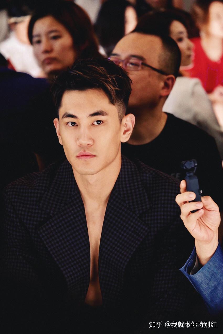 新晋小生朱宦霖受邀品牌活动 斯文雅痞雕琢自我