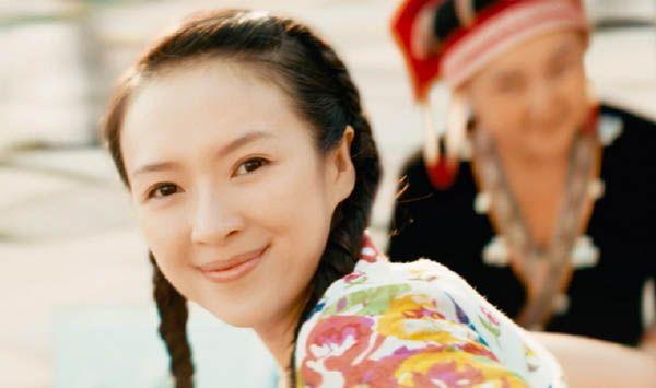 《芳华》中,肖穗子在夕阳余晖下的惊艳的回眸,卓玛旋转起舞时飘飞的