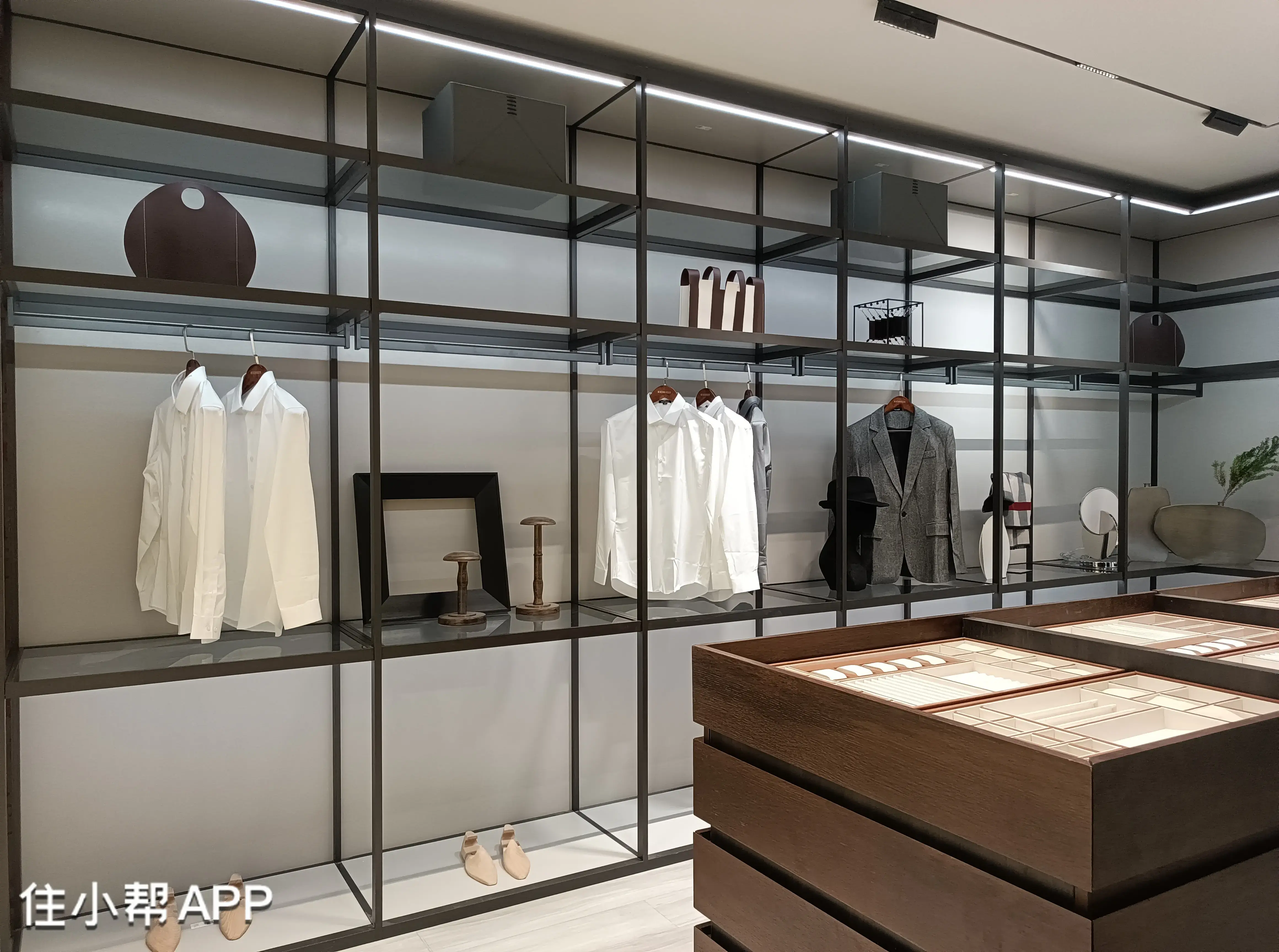 别墅大型框式衣帽间板式实门区中设岛台收纳柜