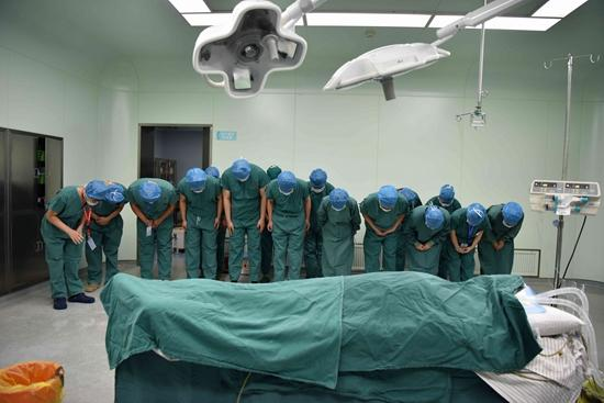 而器官需供比例为1300:1目前,我国器官移植亲属间的活体捐献占20%~30%