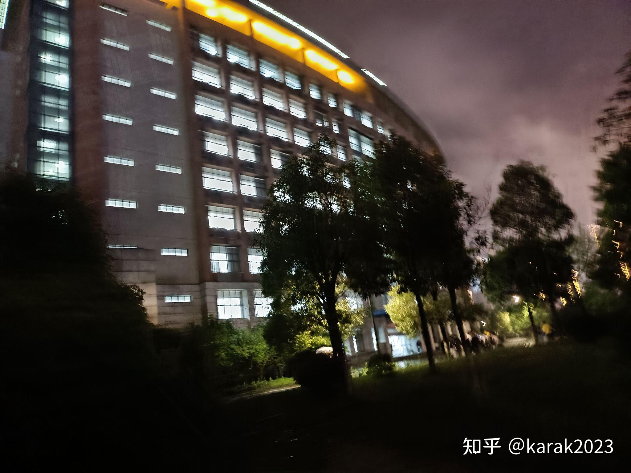 湖南城市学院南门图书馆西面小花园拍工训楼下的银杏树早晨山上想拍