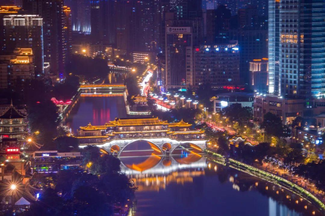 他强调,"两江环抱,三城相重"的天府锦城,是成都历史格局和风貌保留