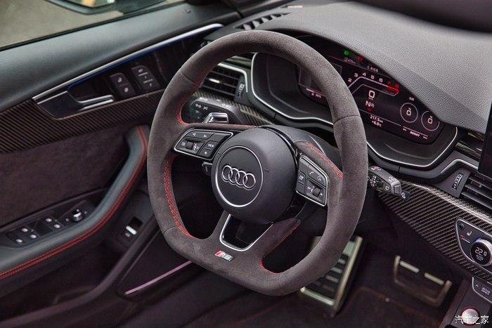 偏运动风的三幅式平底的多功能方向盘这个价位的车,内饰各个方面细节