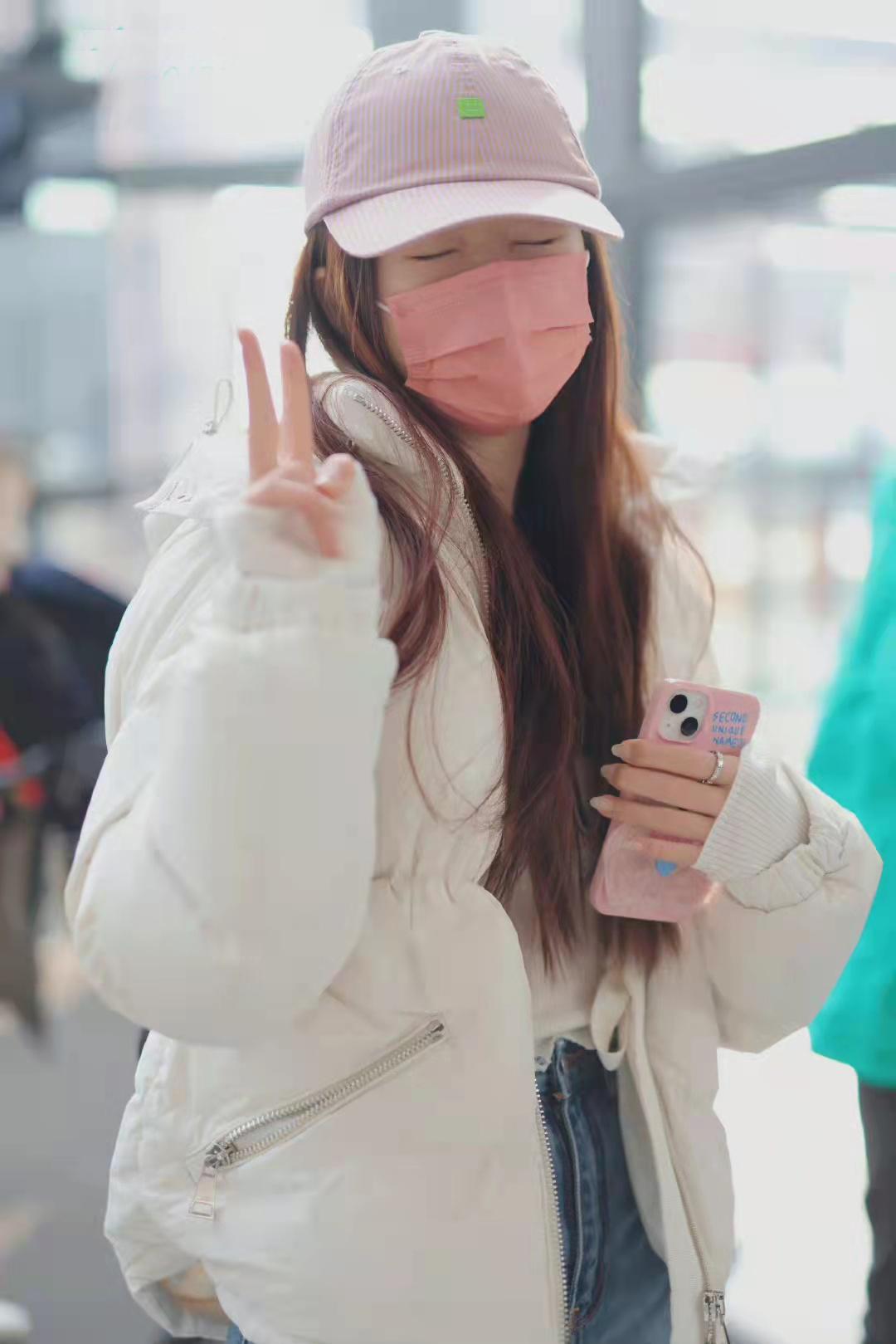 赵露思穿羽绒服配高腰牛仔裤少女感十足甜美与清纯气质尽显