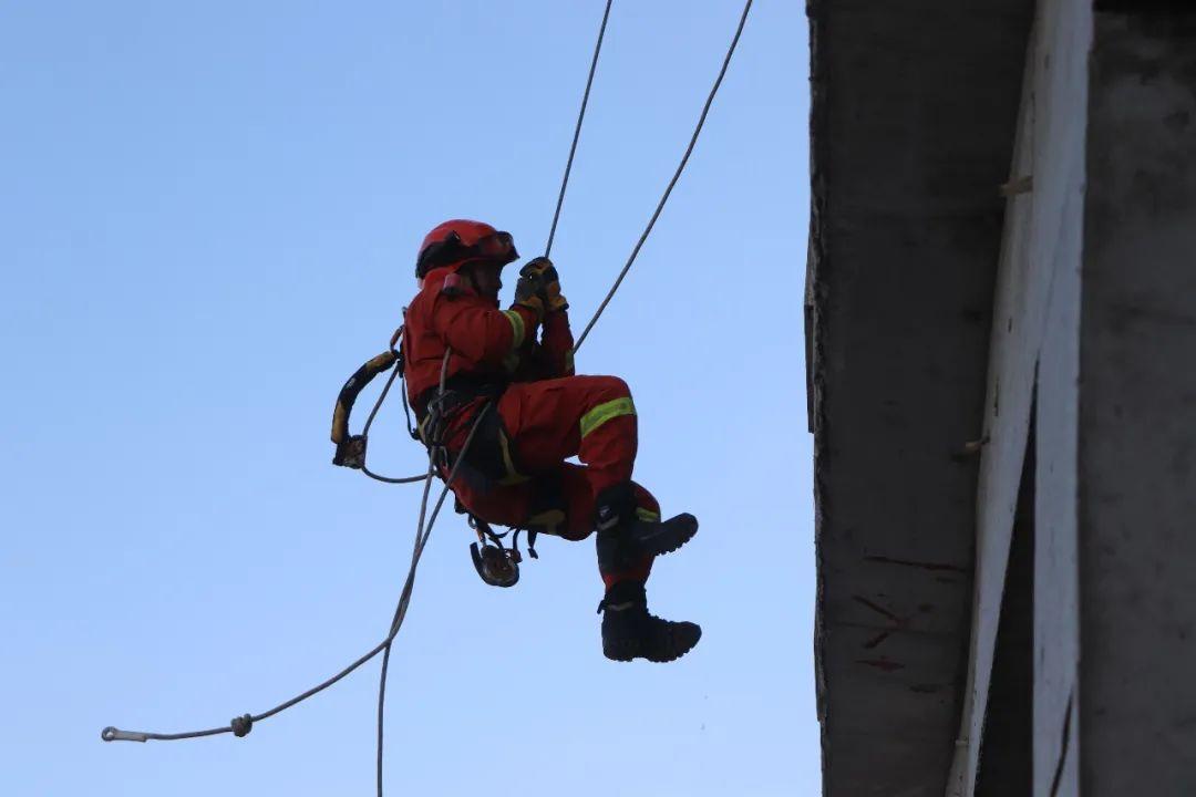 基层动态崆峒区森林消防大队实兵实装实景强化绳索救援技术训练
