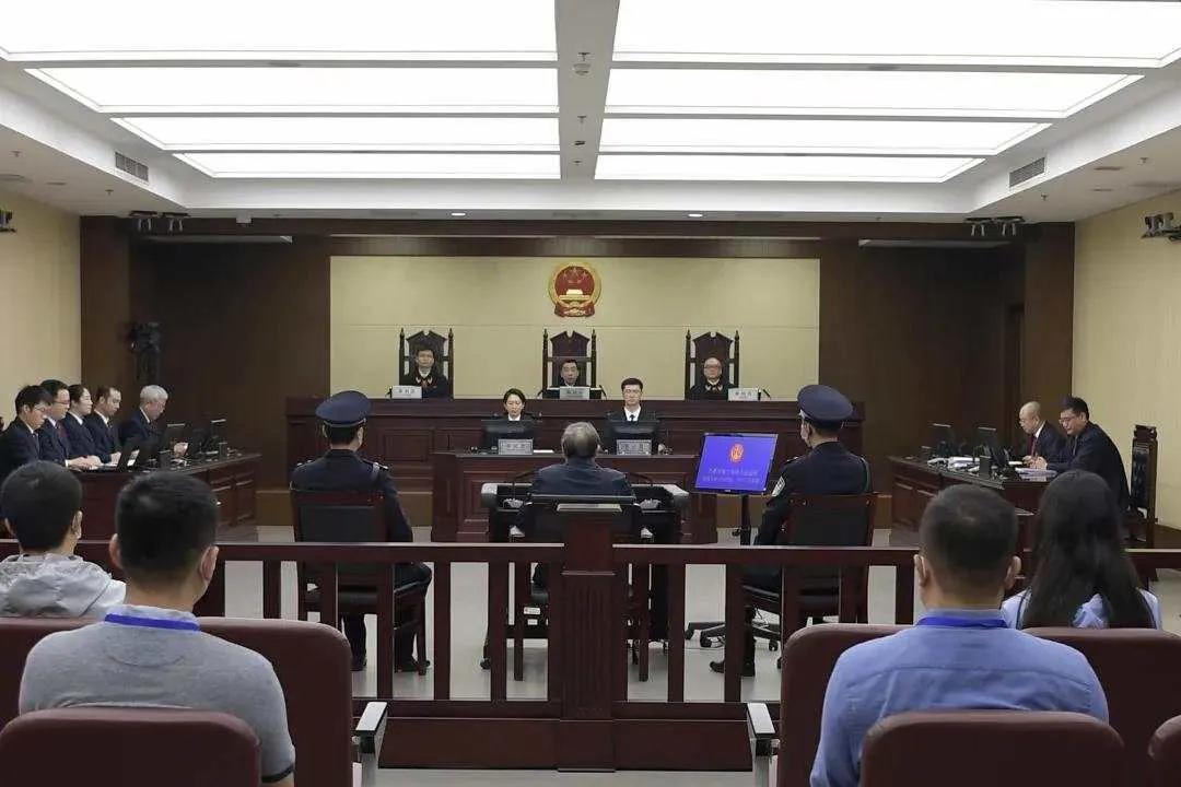 庭审现场庭审中,检察机关出示了相关证据,赖小民及其辩护人进行了质证