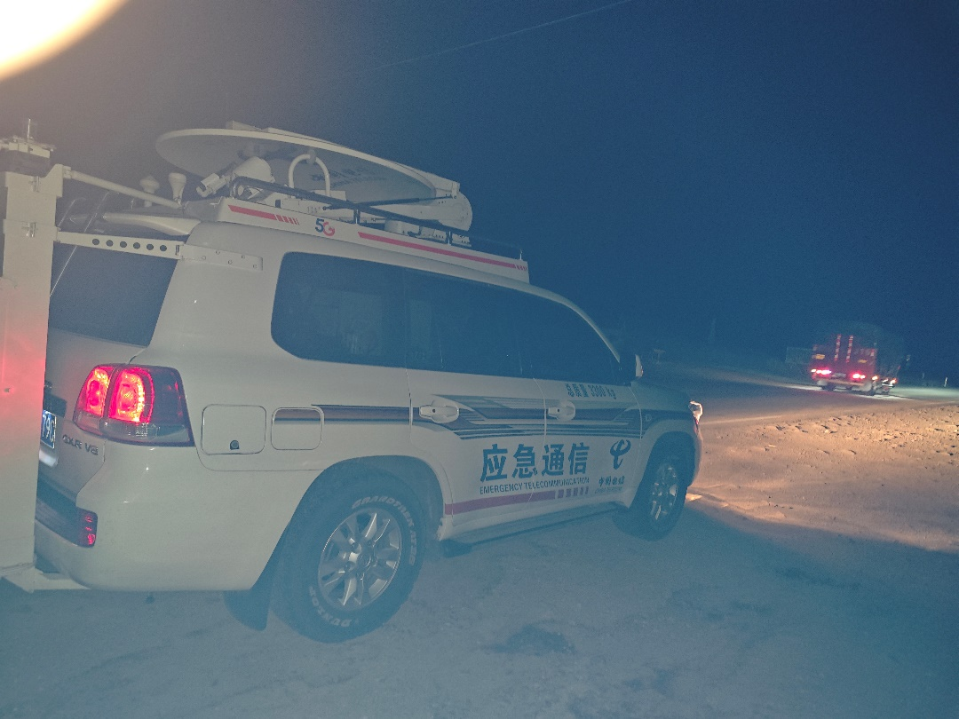 分公司抢险人员在架设光缆保障通信中国电信应急通信车在现场保障通信