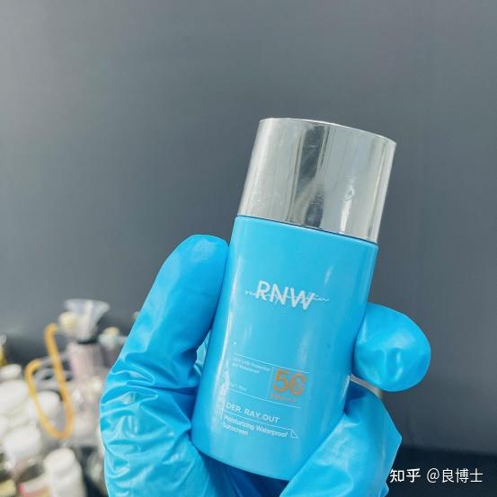 经过成分筛查,防晒测试,防水测试及肤感测试后,有8款防晒霜杀出重围