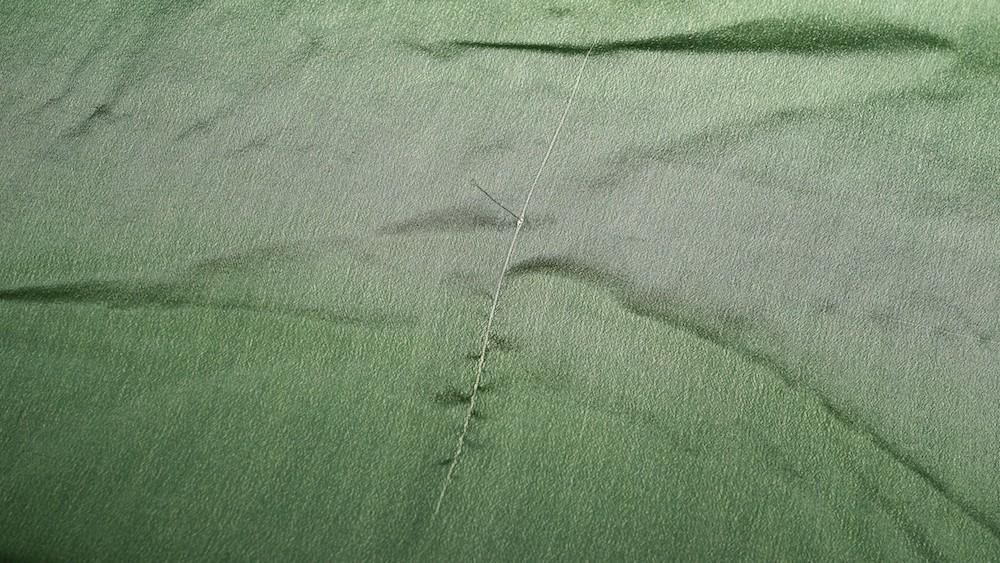 看面料上有没有跳丝,跳线现象,因为真丝比较"身娇肉贵",容易勾丝,一旦