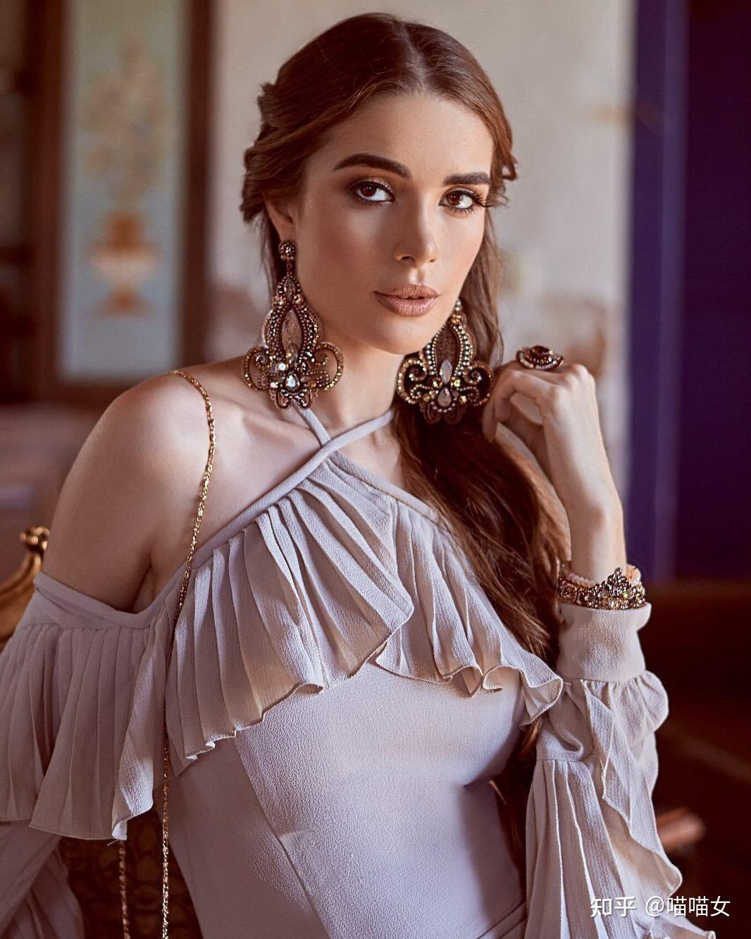 喵喵女行走衣架子性感辣模逆天长腿不科学九头身黄金比例怎么拍都好看