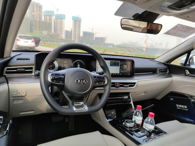 3英寸一体中控大屏首先映入眼帘.