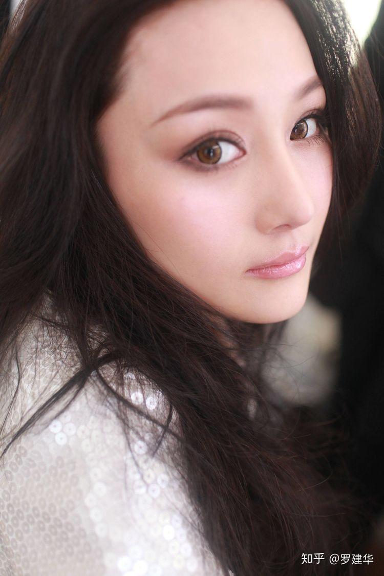 担任过世界杯足球宝贝,张馨予一头清爽红色短发,美在变化 - 知乎