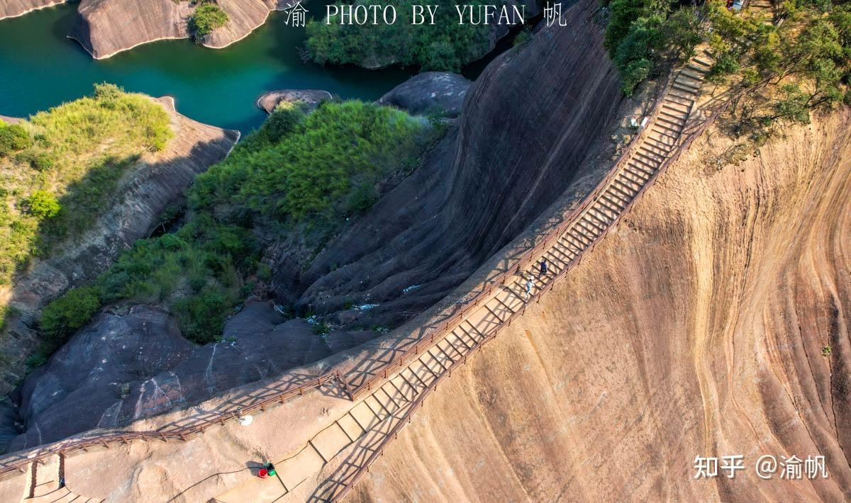 高椅岭位于郴州市苏仙区的桥口镇西部,与黄泥滩村,瓦窑坪村相邻,它最
