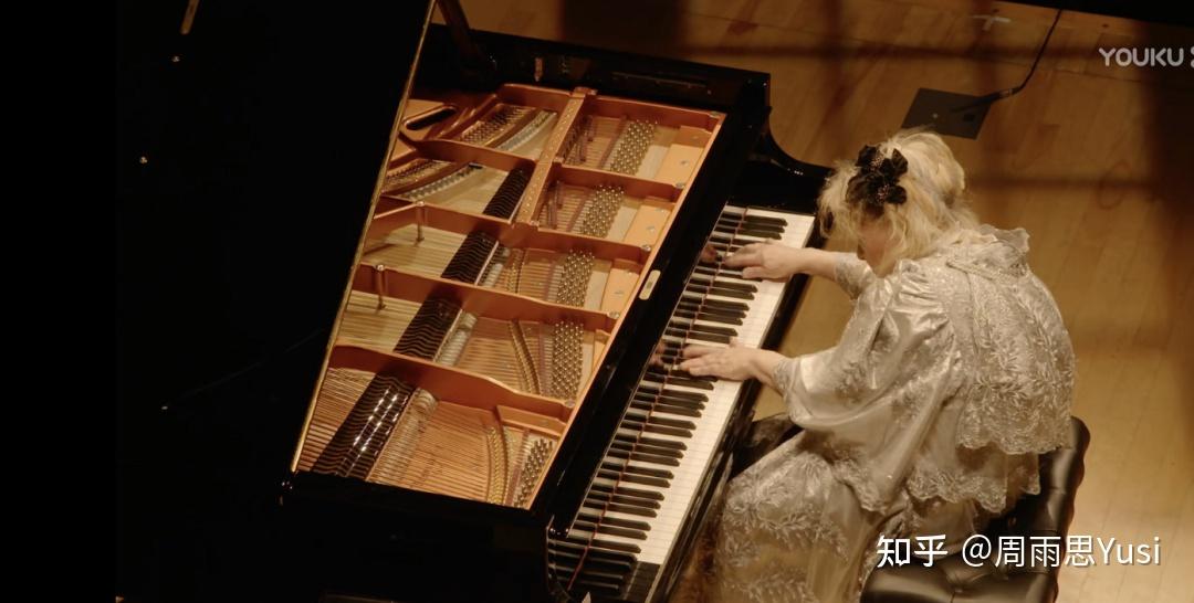 88岁的怪异少女钢琴家用尽毕生摆脱父母阴霾学会爱自己