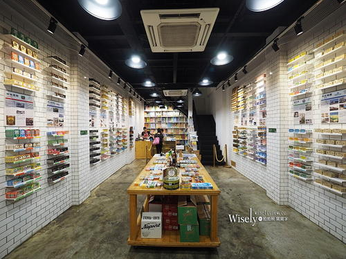 各式各样的鱼罐头产品依照品牌,鱼类,口味有序陈列