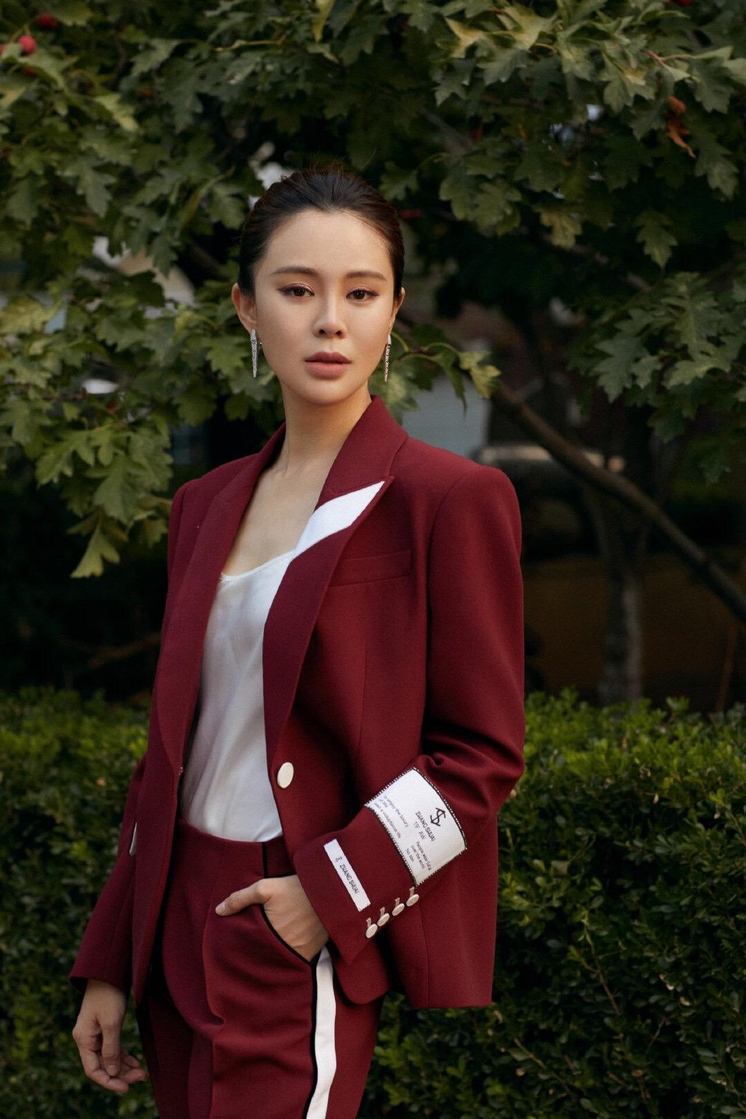 关悦身材好气质更好穿红色西装套装干练高级佟大为真有眼光