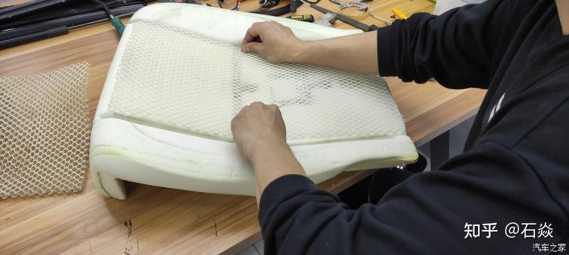 接着这个操作跟其他车型一样,导风网喷胶等等等等,但是唯一不一样的就