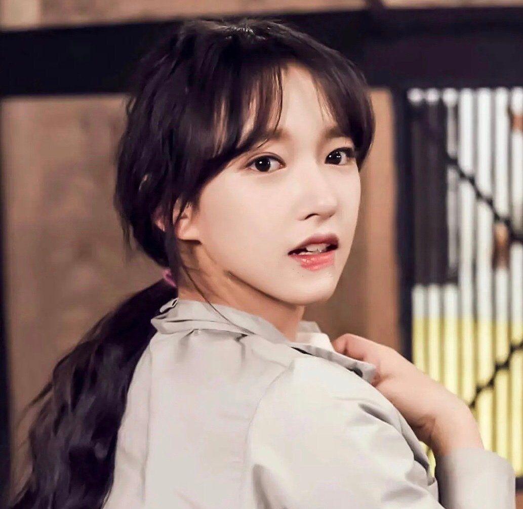 但也正是因为下巴没有那么尖,下巴又长,让程潇的下巴显得体积大了那么