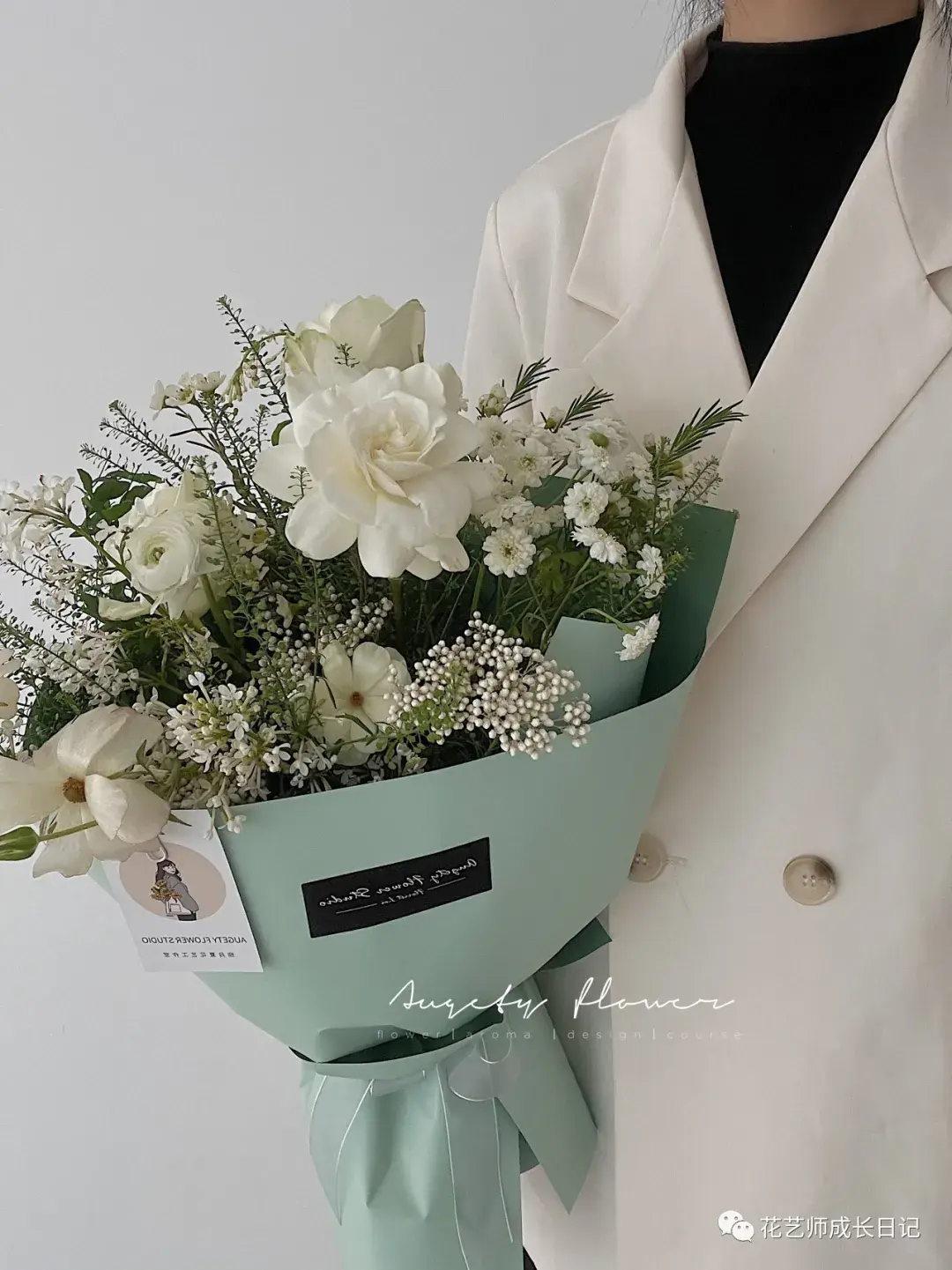 栀子花运用的场景也是非常多的,可以作为主花,满满一捧栀子花花束,也