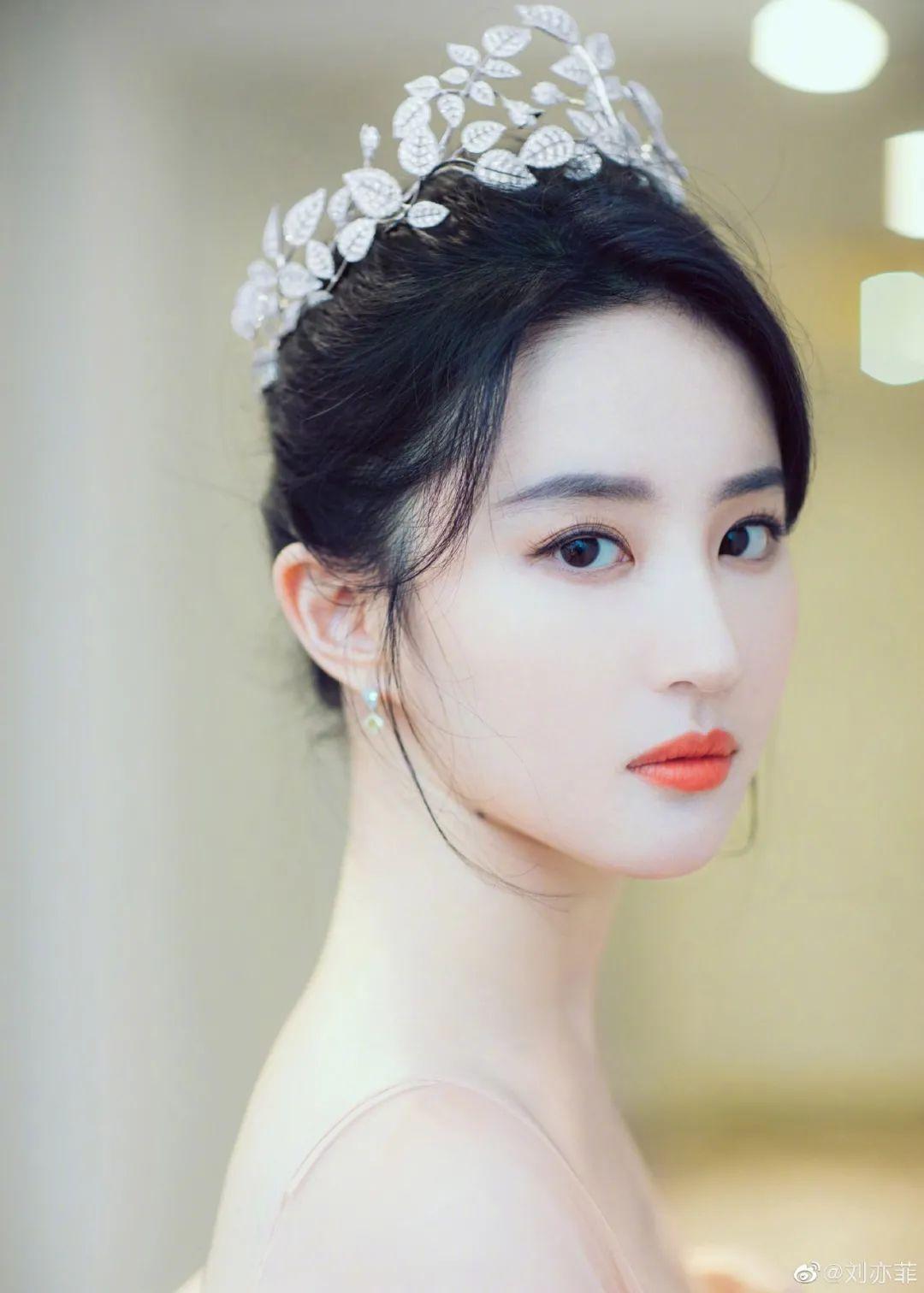 颅顶美人刘亦菲她的天鹅颈也一样优越